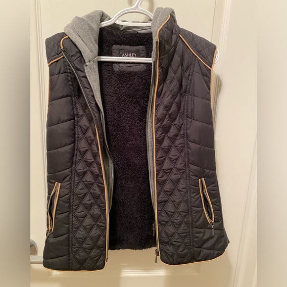 Quilted hooded vest -like new - Picture 4 of 5